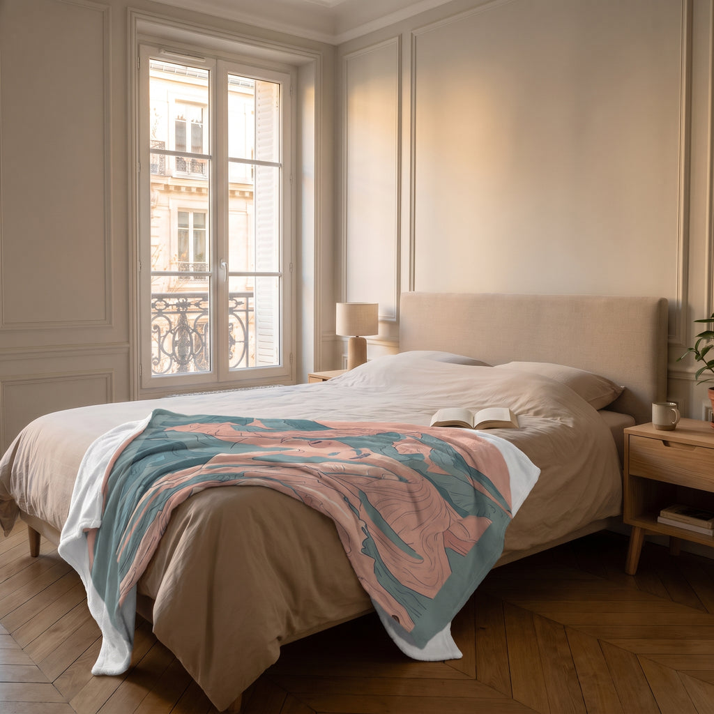 Plaid polaire montagnes stylisées déplié en travers d'un lit