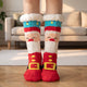 Chaussettes de Noël en habit de Père Noël portées dans un salon