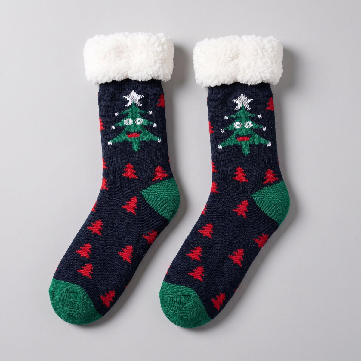 Chaussettes de Noël bleu marine à sapin étoilé, la paire vue de dessus sur fond clair