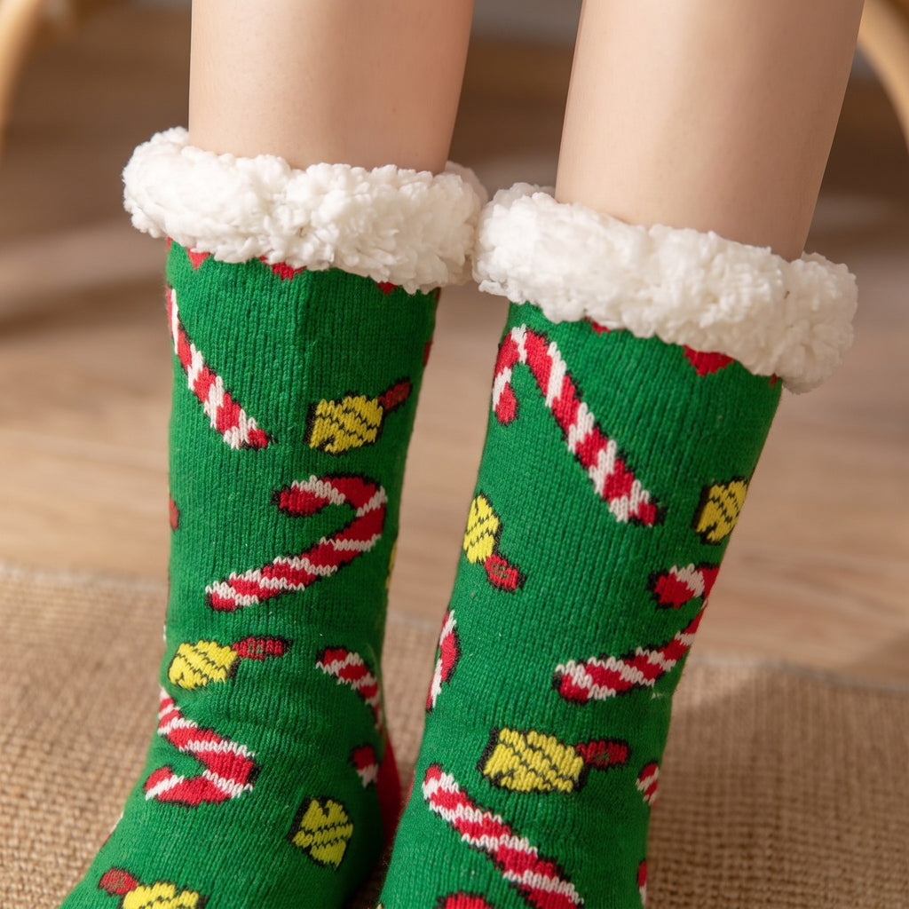 Revers en fausse fourrure de chaussettes de Noël vertes à sucres d'orge, vu de près