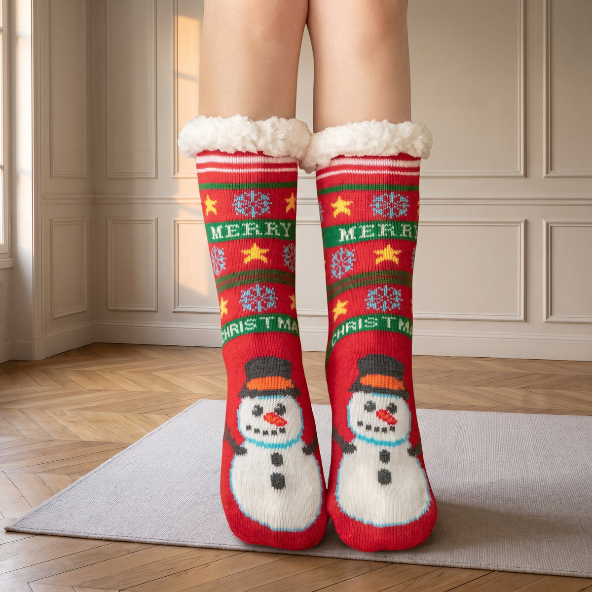 Chaussettes de Noël à bonhomme de neige portées dans un salon