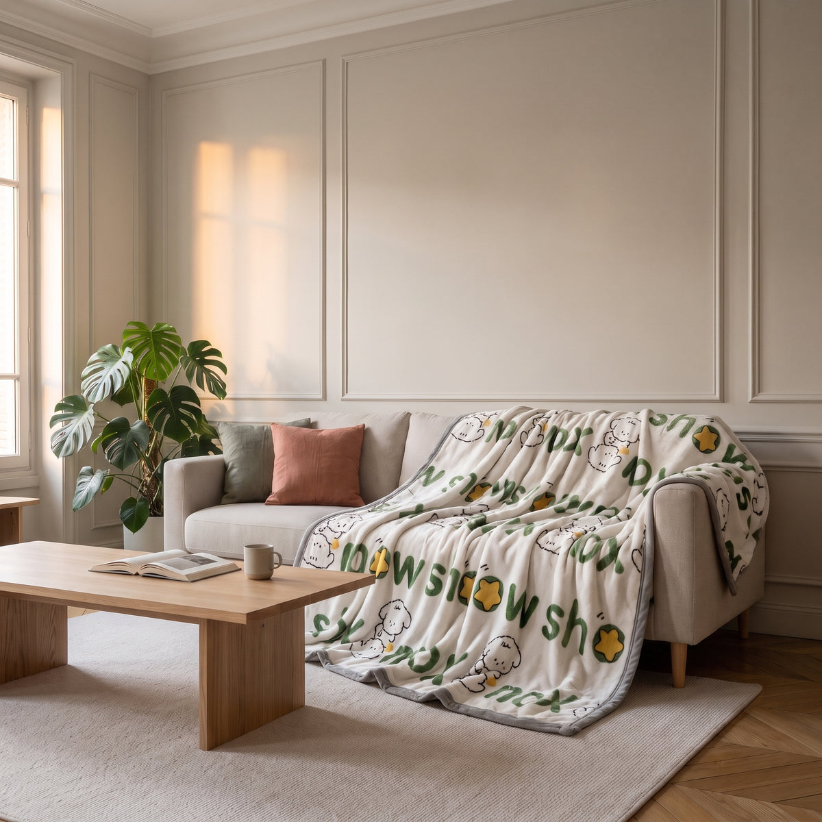 Plaid en peluche, motif Chiens verts sur écru, jeté sur un canapé de salon