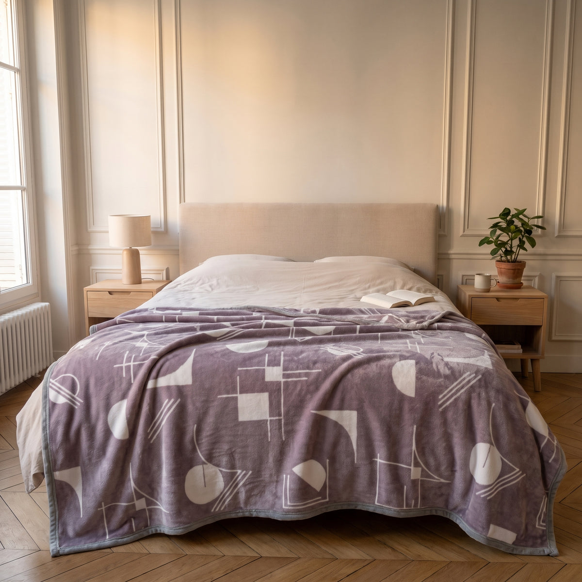 Plaid polaire à motifs, modèle Géométrique parme, déplié sur un lit deux places