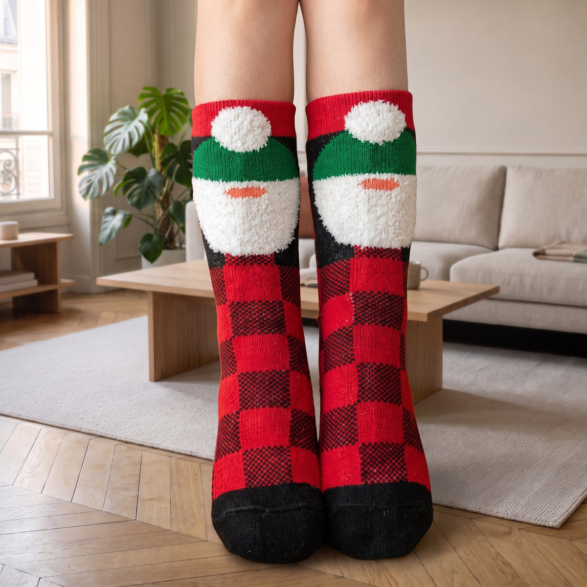 Chaussettes de Noël à Père Noël et carreaux portées dans un salon