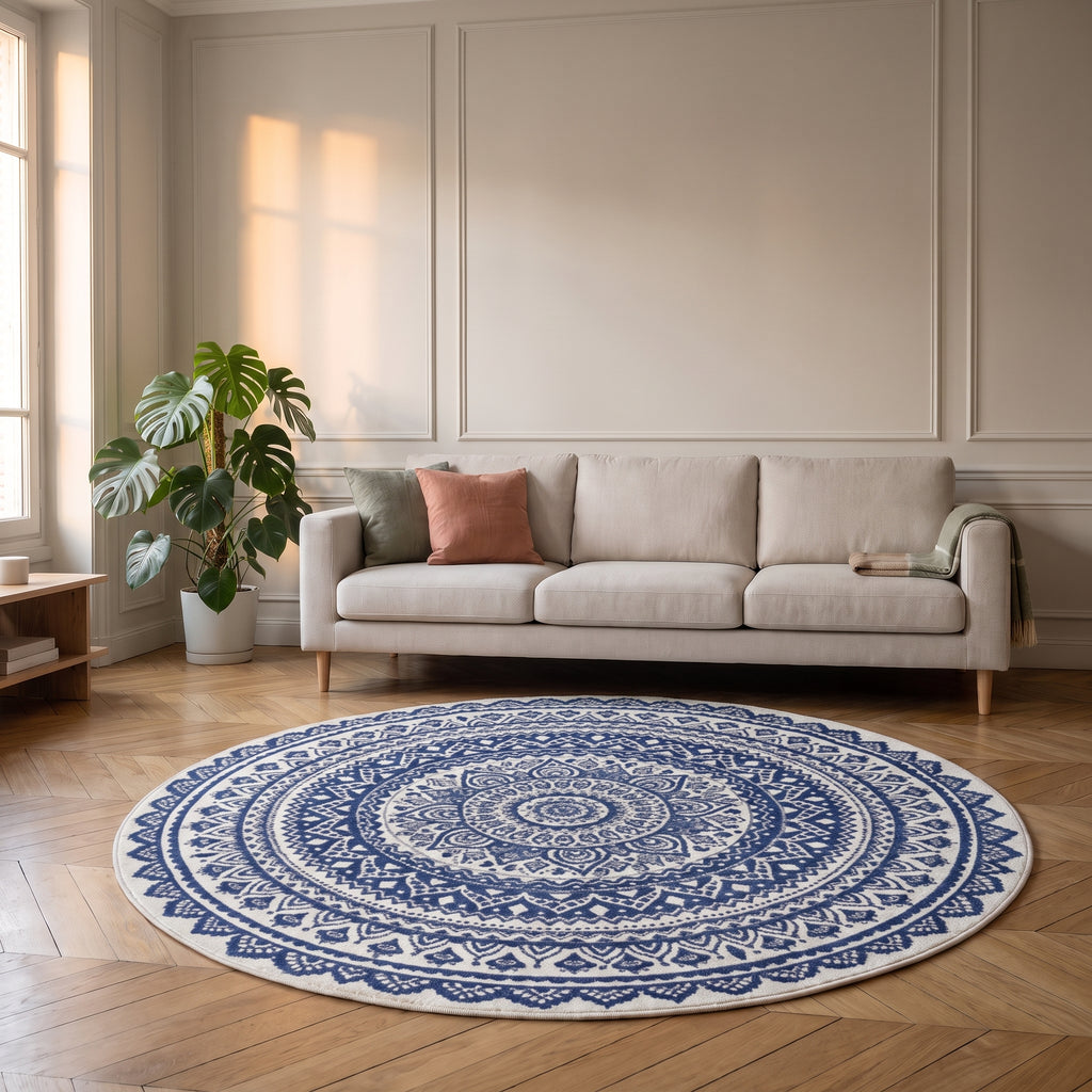 Tapis rond mandala motifs bleus foncés posé devant un canapé dans un salon