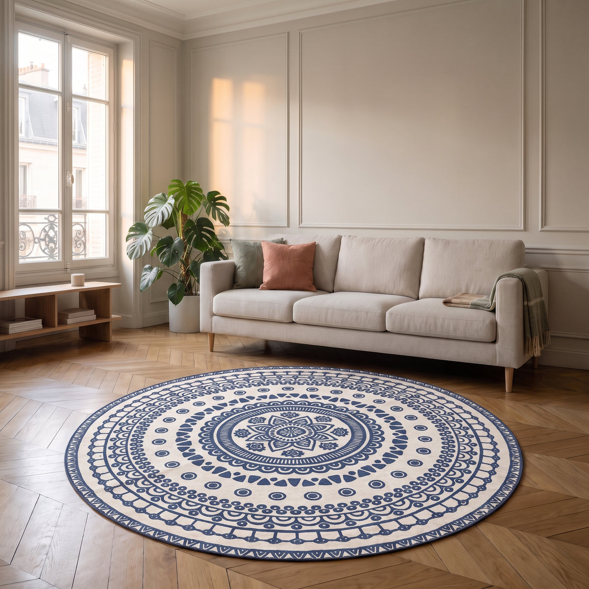 Tapis rond mandala motifs bleus posé devant un canapé dans un salon