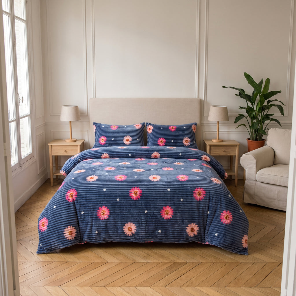 Vue complète du lit et de la retombée de la parure bleue à fleurs dans la chambre