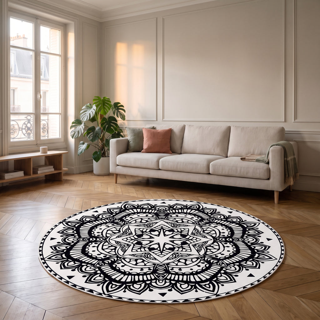 Tapis rond mandala motifs noirs posé devant un canapé dans un salon
