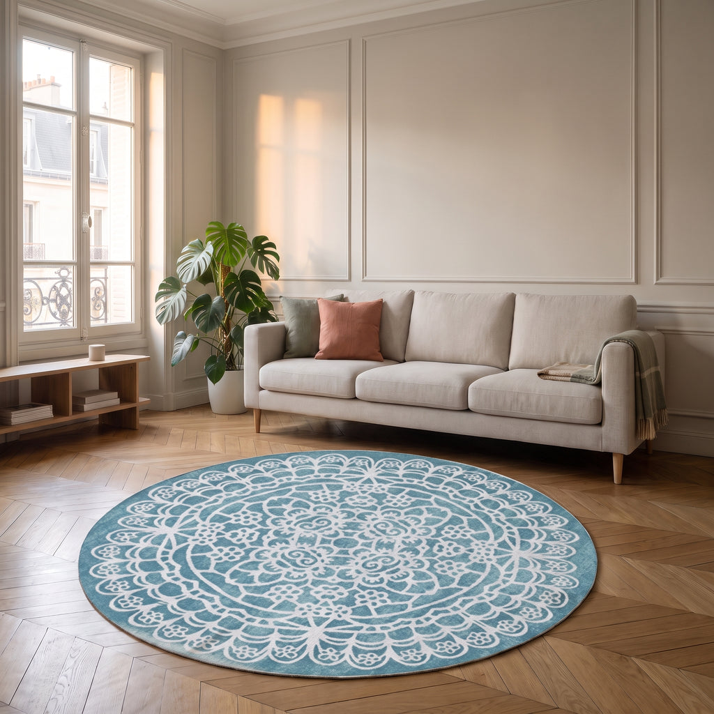 Tapis rond mandala motifs turquoise posé devant un canapé dans un salon
