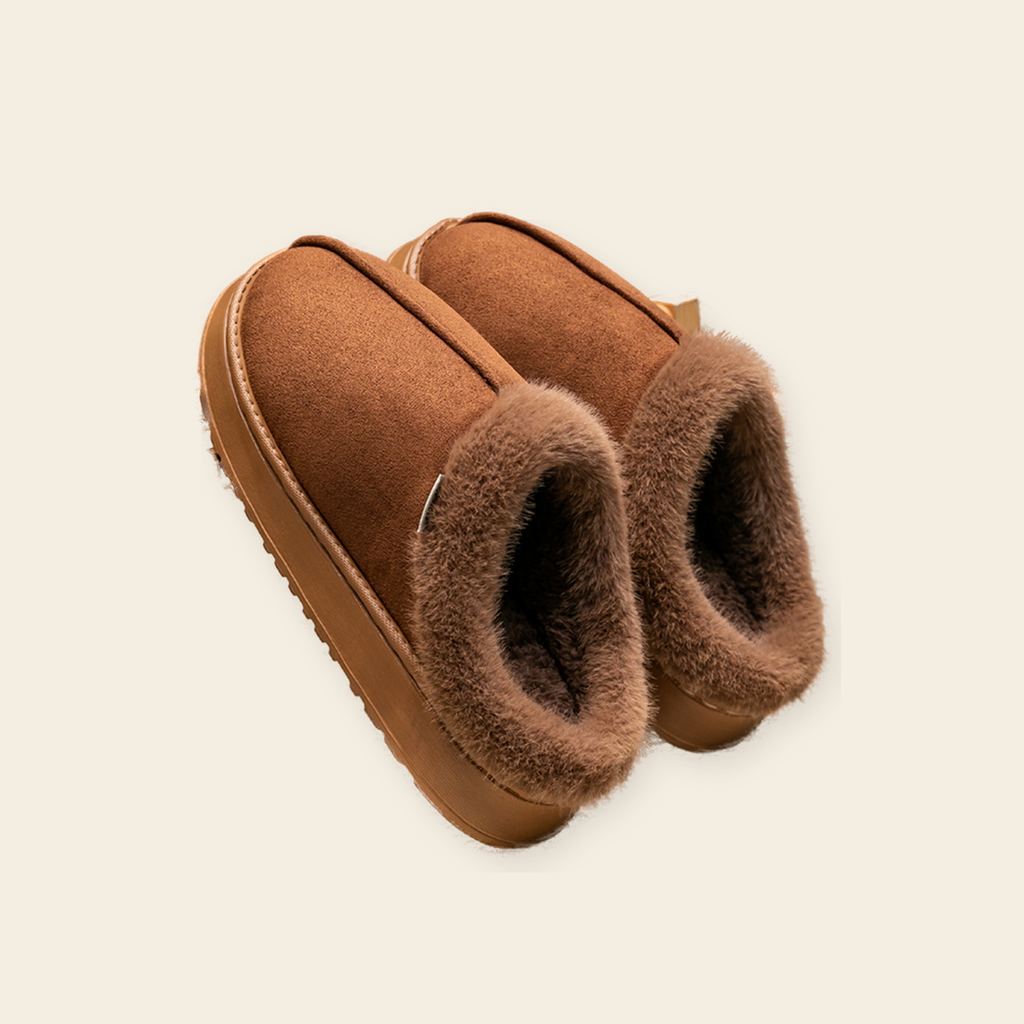 Paire de mules fourrées Café en suédine à semelle épaisse sur fond clair