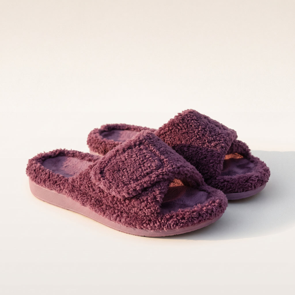Paire de mules femme violettes sur fond uni
