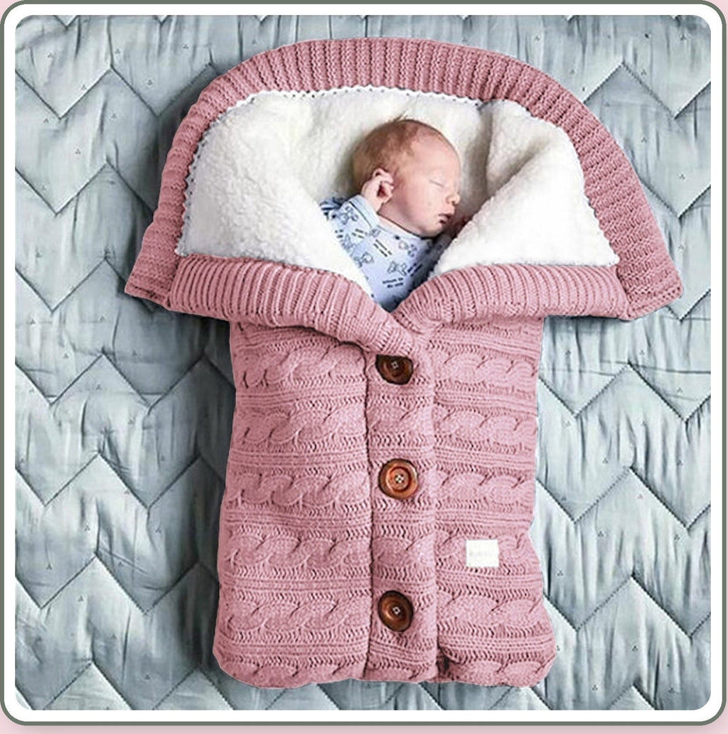 Bébé enveloppé dans le nid d’ange rose avec son étiquette carrée blanche