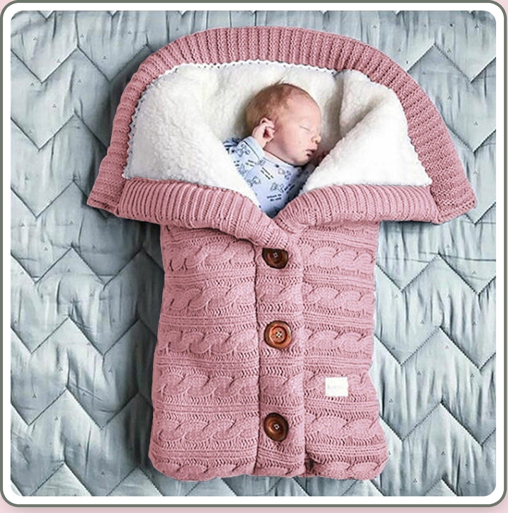 Bébé enveloppé dans le nid d’ange rose avec son étiquette carrée blanche Image