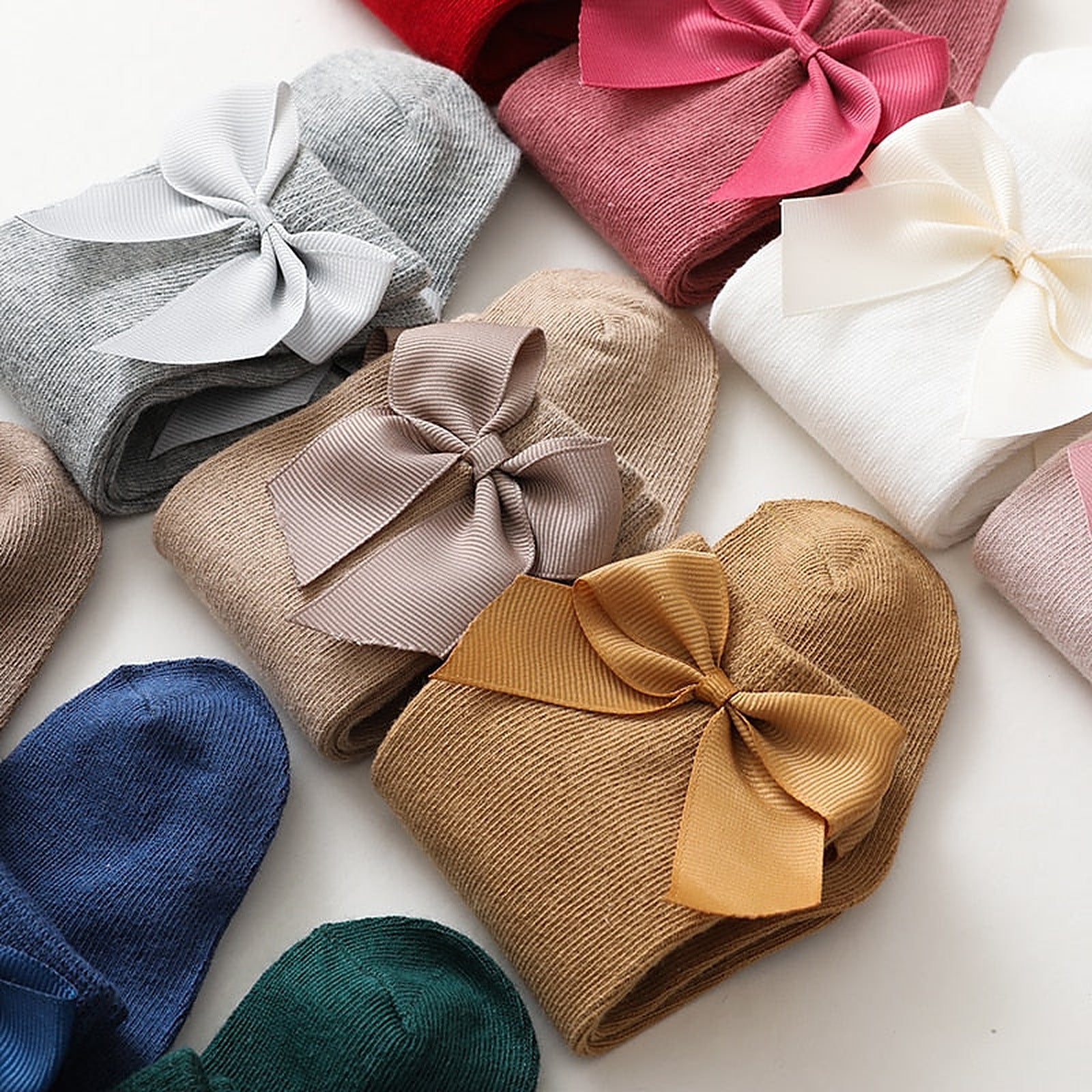 Gros plan sur les grands noeuds en satin des chaussettes Image
