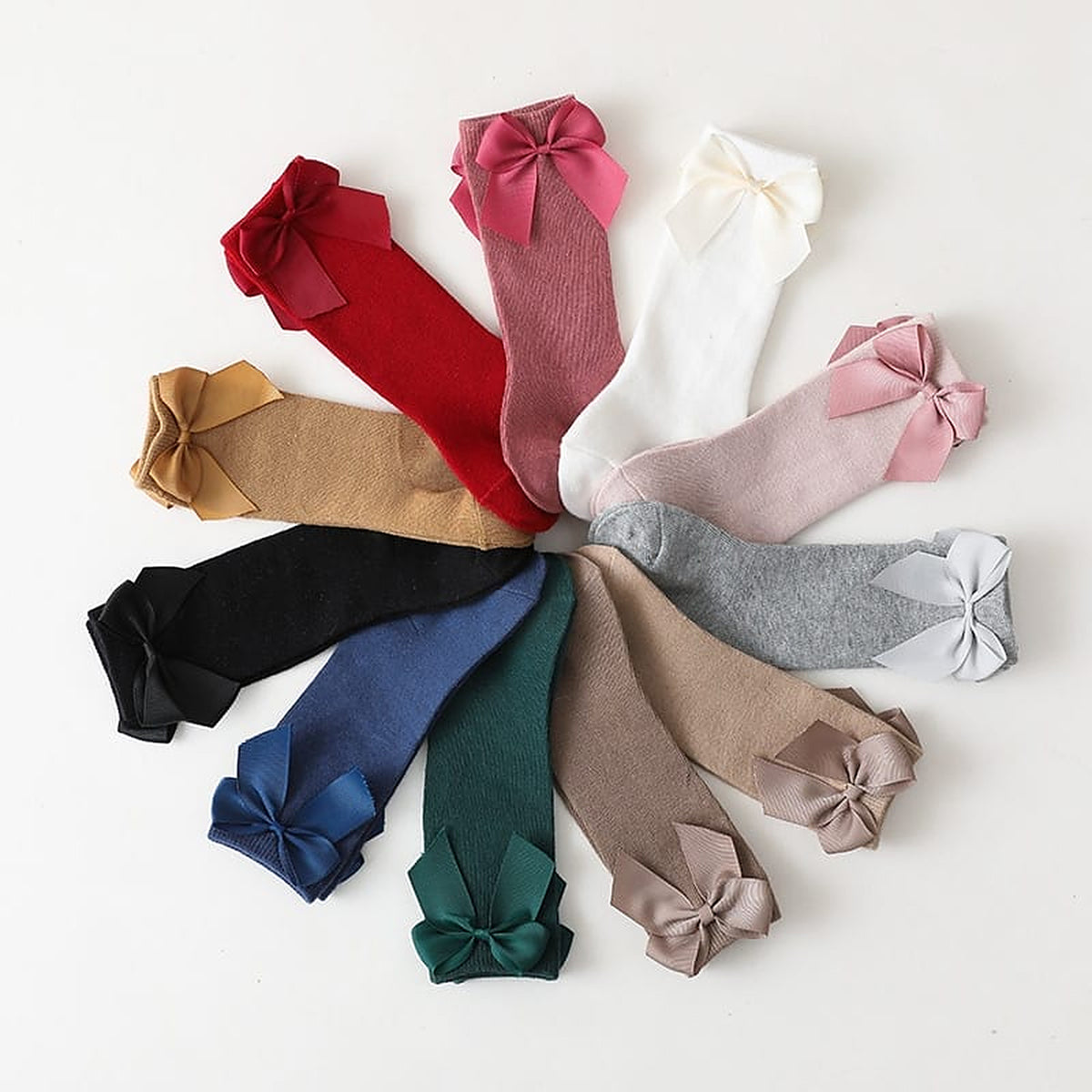 Les coloris de chaussettes a noeud disposes en eventail Image
