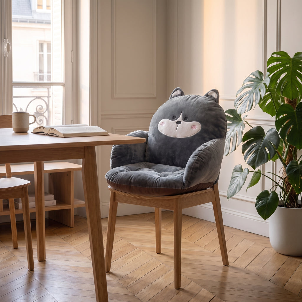 Coussin de chaise noir à motif chat, installe sur une chaise en bois du coin repas