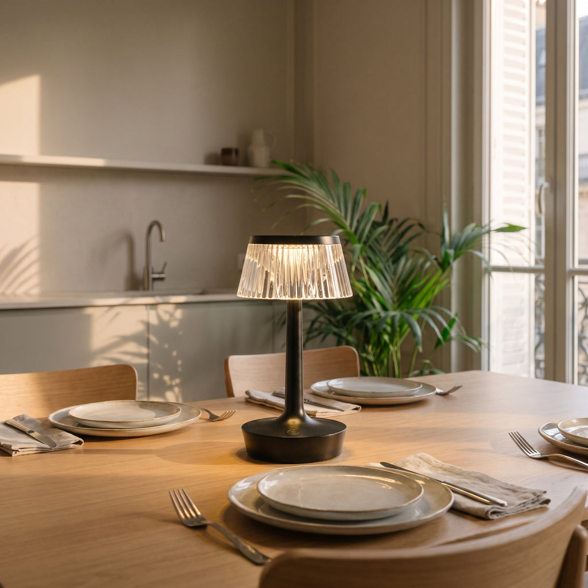 Lampe de chevet LED tactile noire au centre d'une table