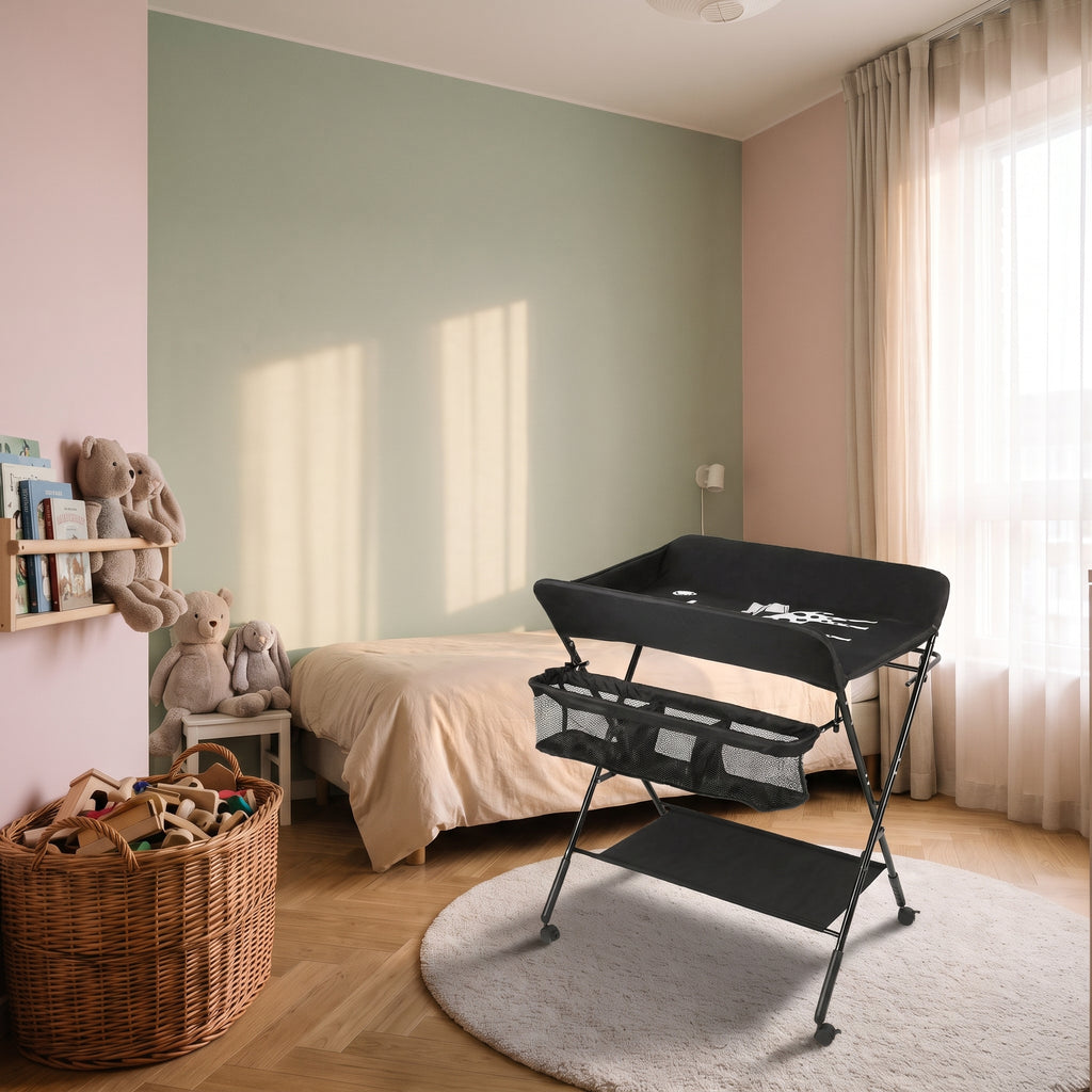 Table à langer noire avec organiseur suspendu et tablette dans une chambre d'enfant