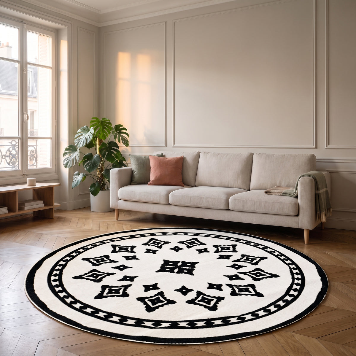 Tapis rond mandala noir et blanc posé devant un canapé dans un salon