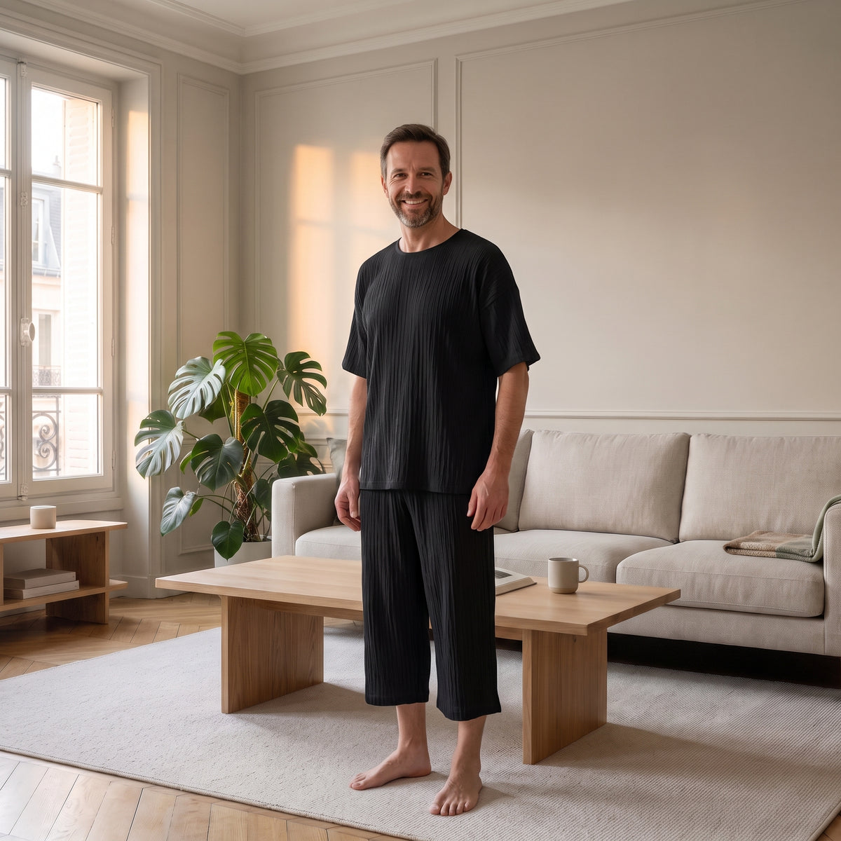 Ensemble japonais homme noir porté de face dans un salon lumineux