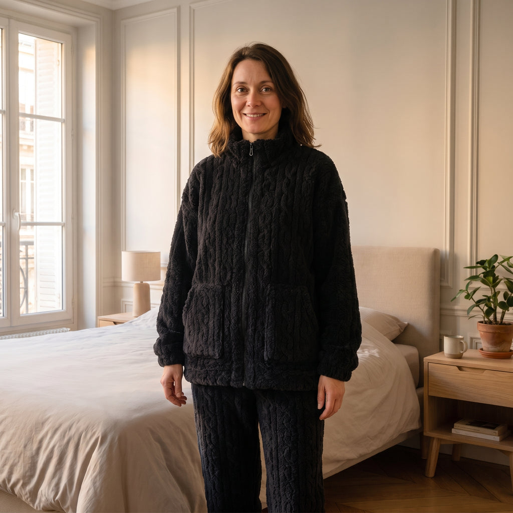 Pyjama polaire femme noir à relief torsadé porté dans une chambre