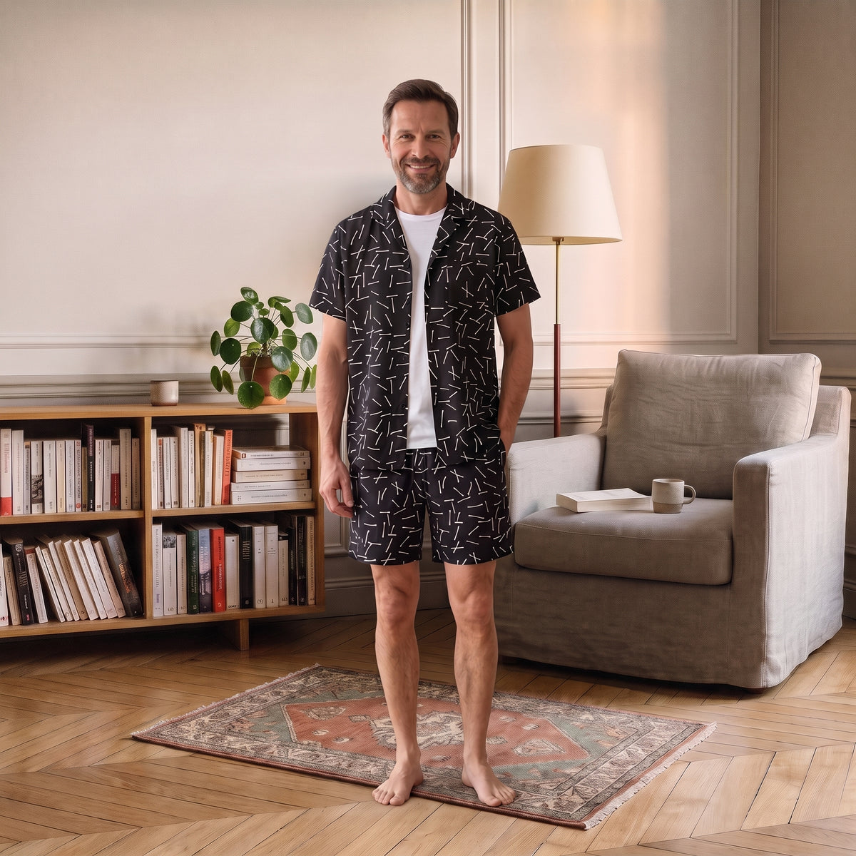 Ensemble chemise et short noir porte en pied, echelle du mobilier juste