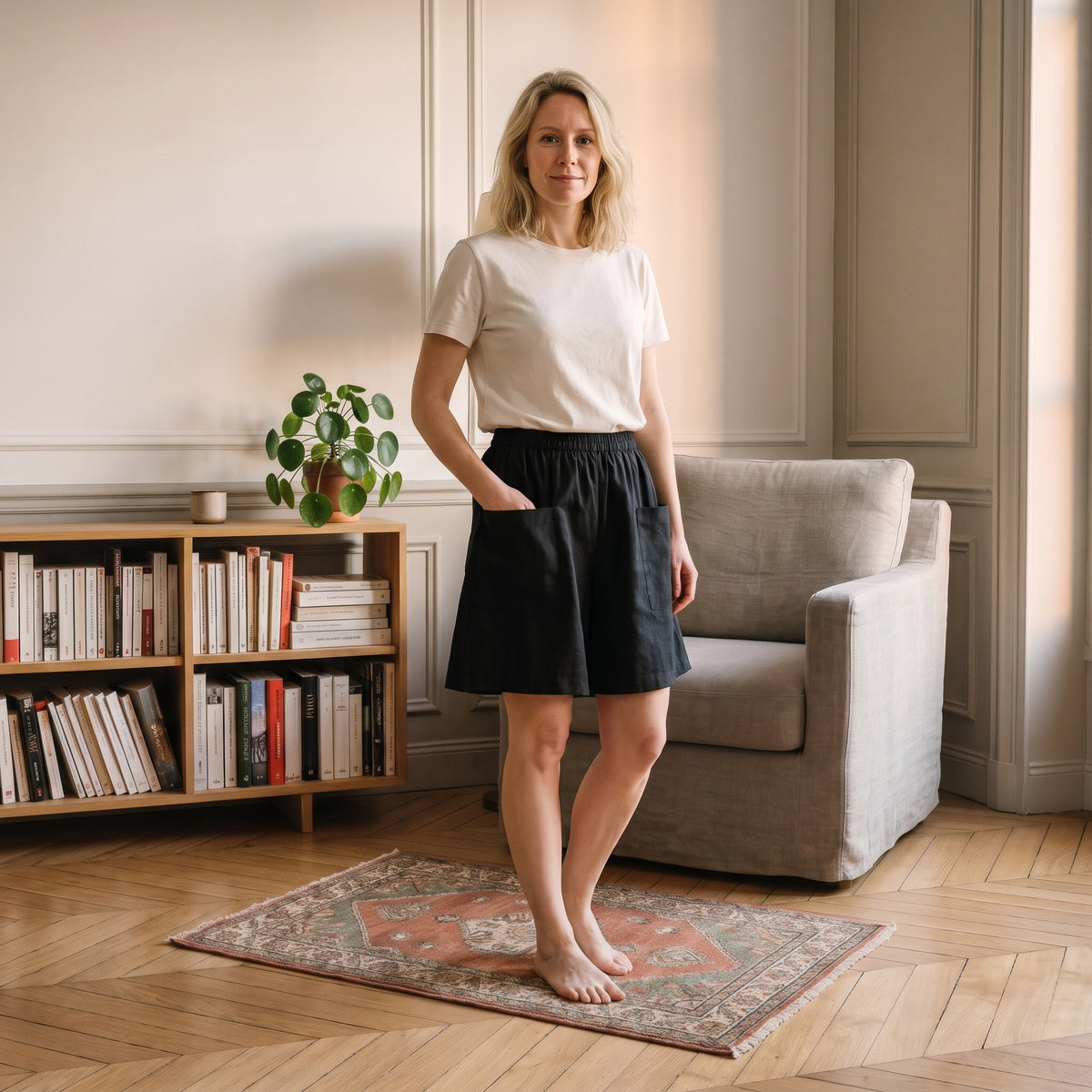 Short femme ample noir porté en pied