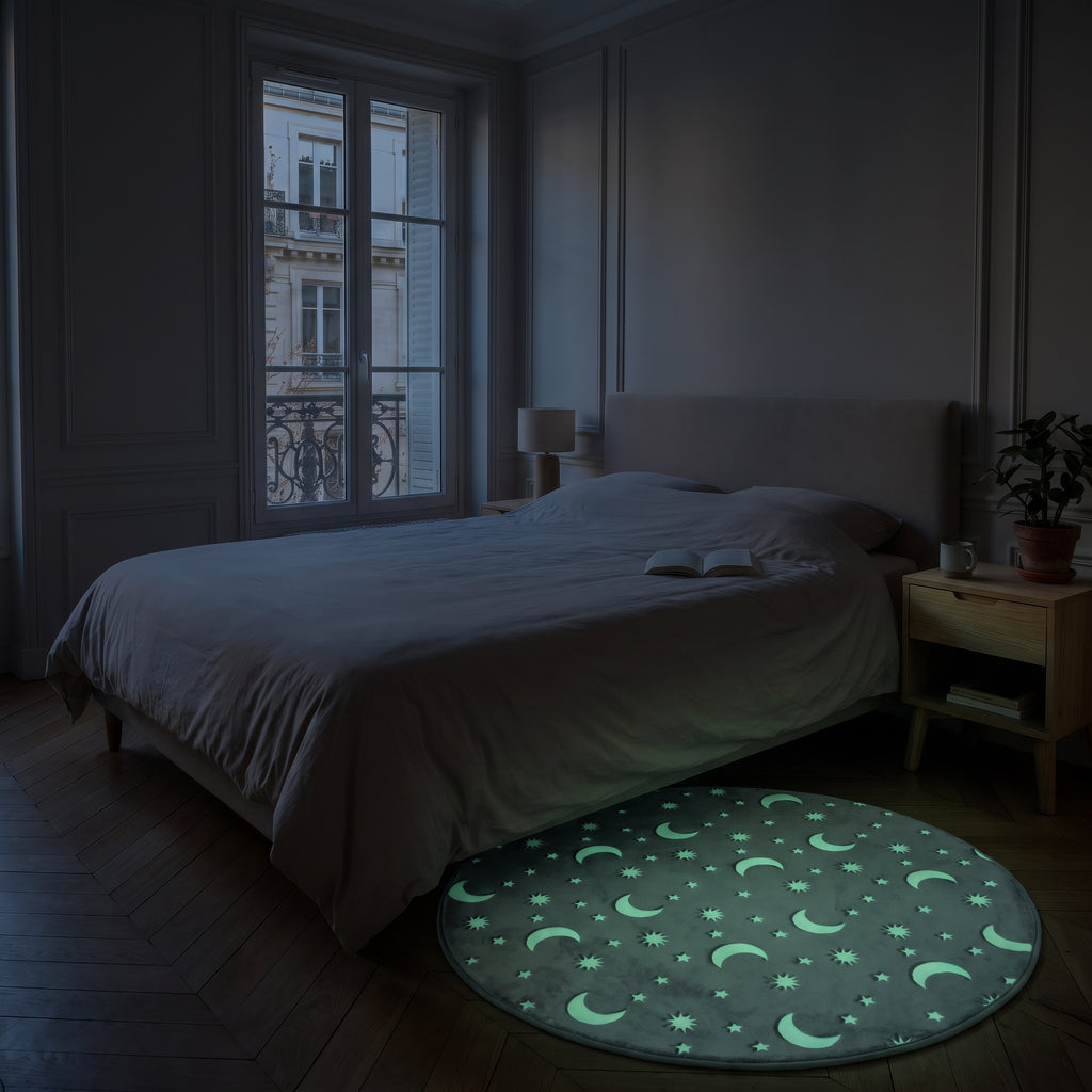 Tapis rond gris phosphorescent qui brille la nuit au pied du lit