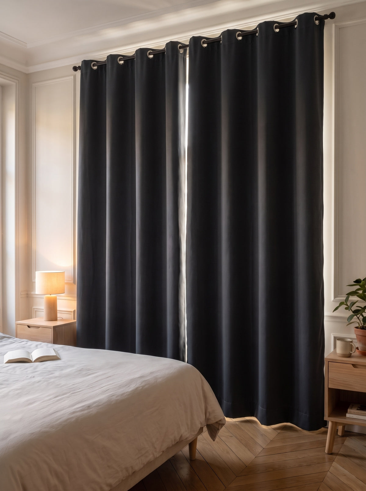 Rideau occultant noir fermé dans une chambre, au petit matin Image