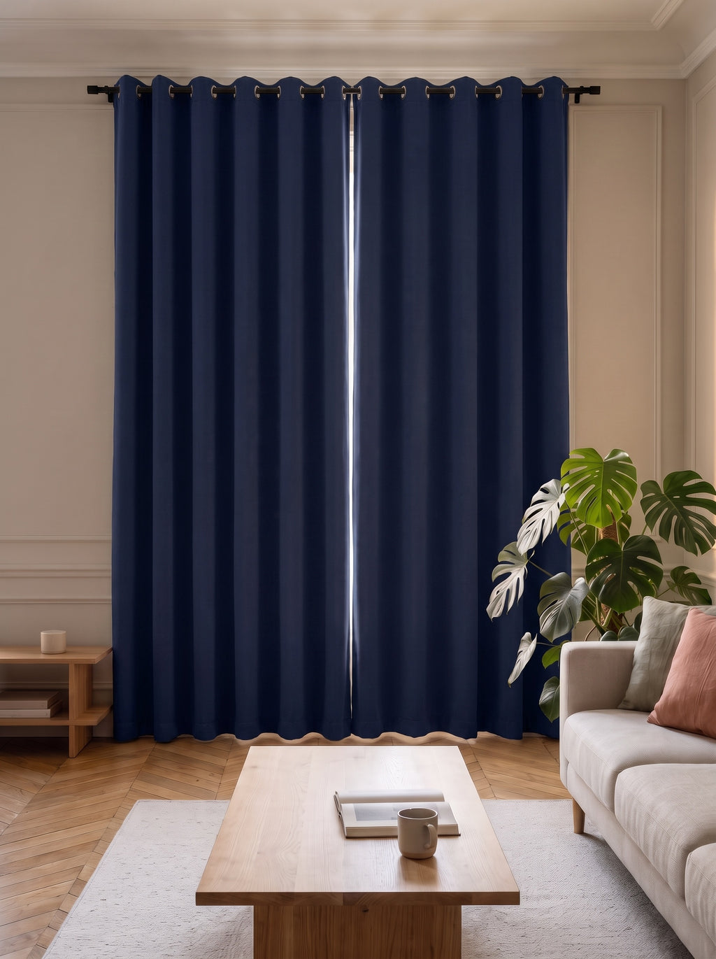 Rideau occultant bleu foncé tiré devant la fenêtre d'un salon clair