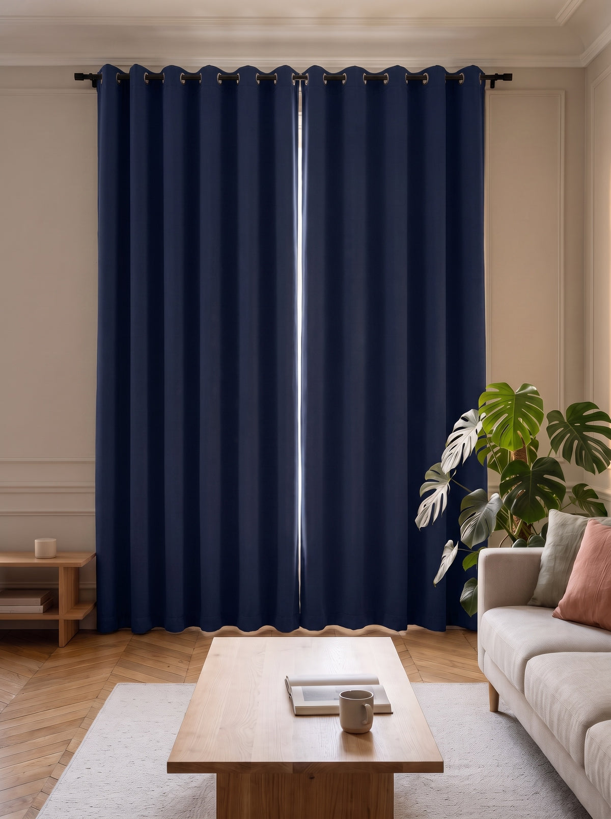 Rideau occultant bleu foncé tiré devant la fenêtre d'un salon clair