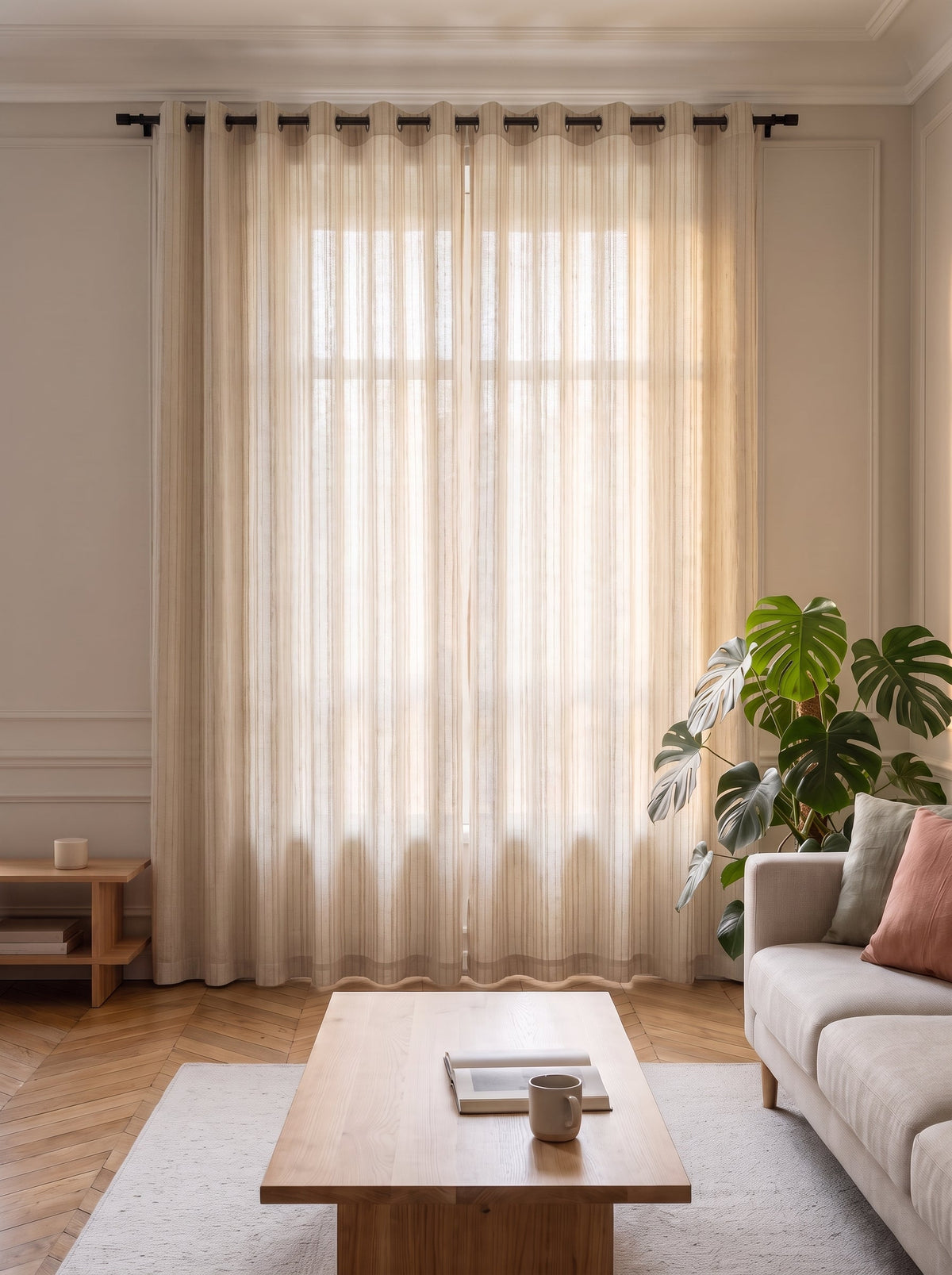 Rideau beige à rayures brodées vu à l’échelle du canapé et de la fenêtre Image