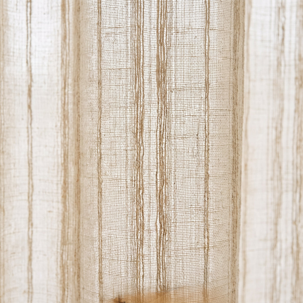 Gros plan sur le tissage et les rayures brodées du rideau beige effet lin