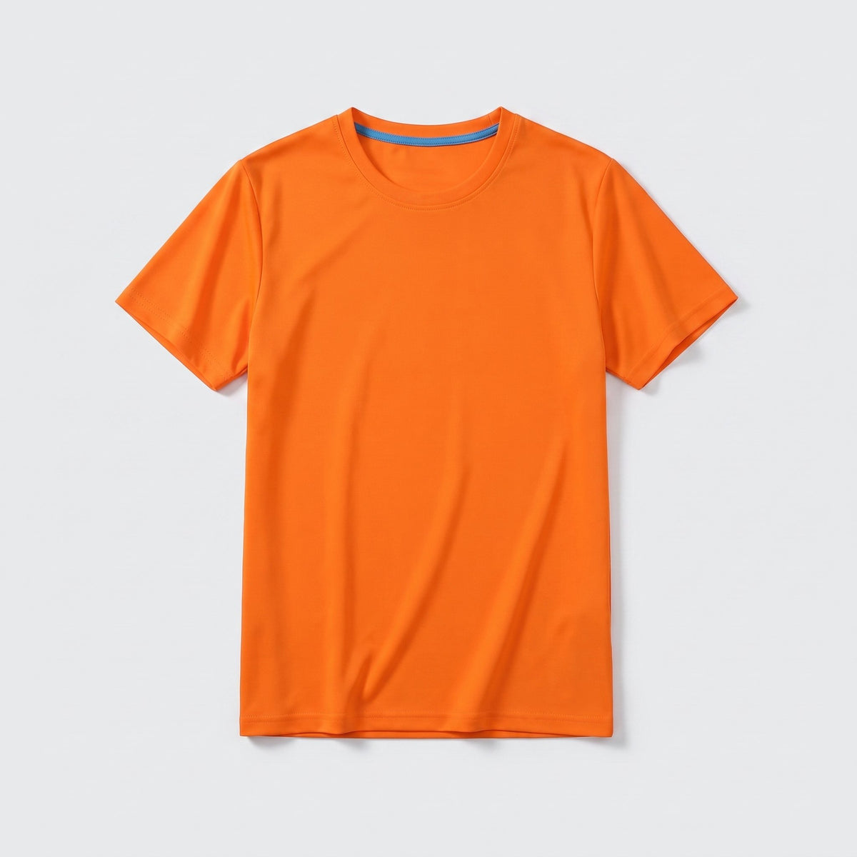 T-shirt orange en coton posé à plat, vu du dessus