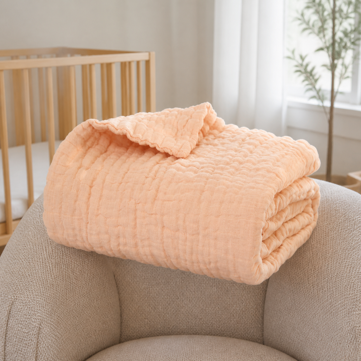 Couverture orange en mousseline de coton dans une chambre de bébé