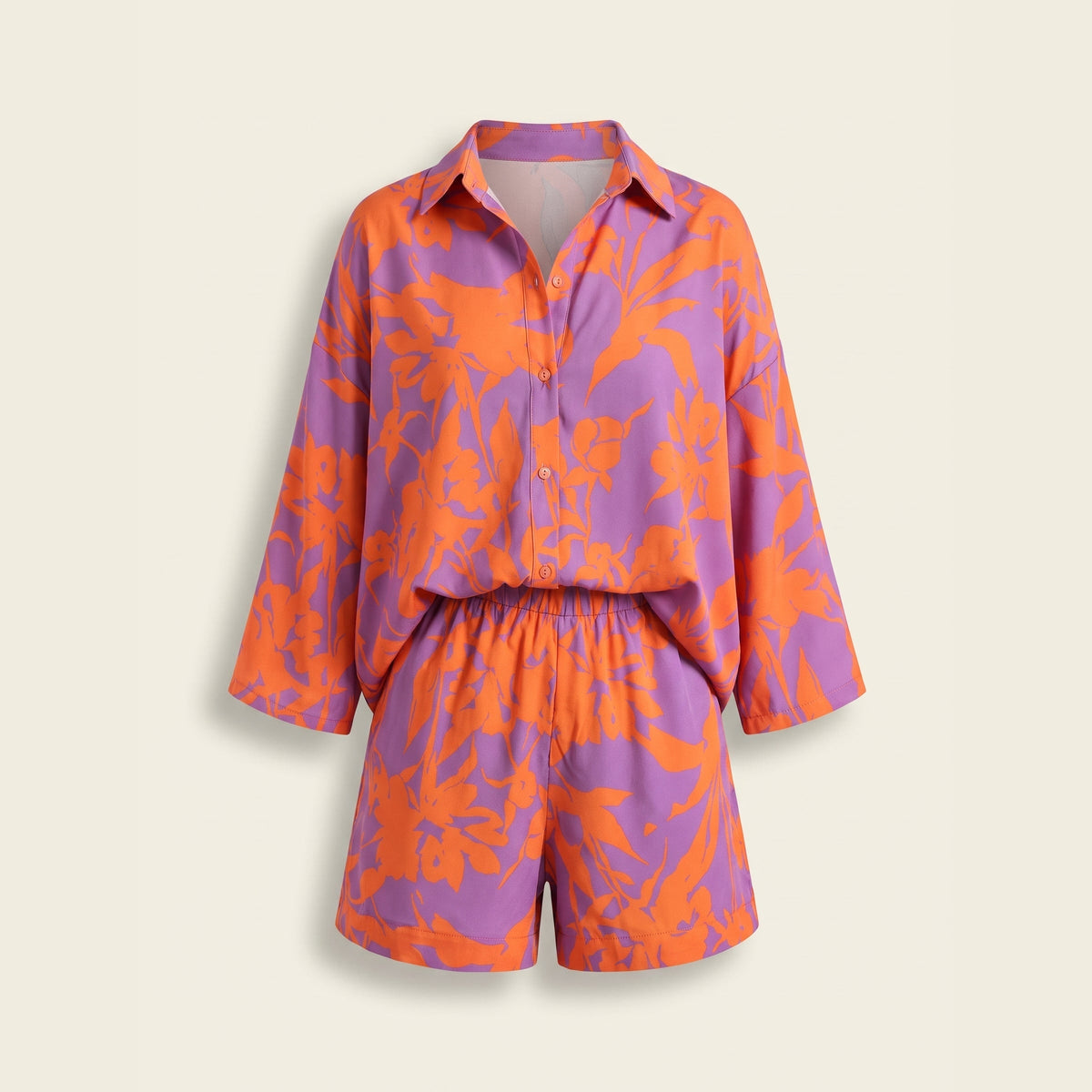 Ensemble chemise et short orange et lilas présenté sur mannequin invisible, carré.
