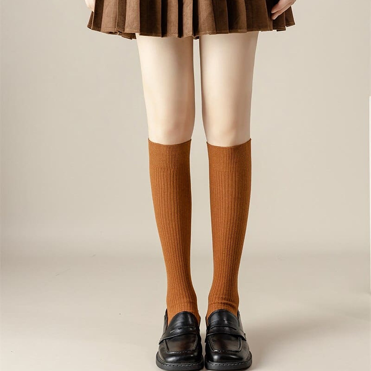 Chaussettes hautes orange portees sous le genou avec des mocassins