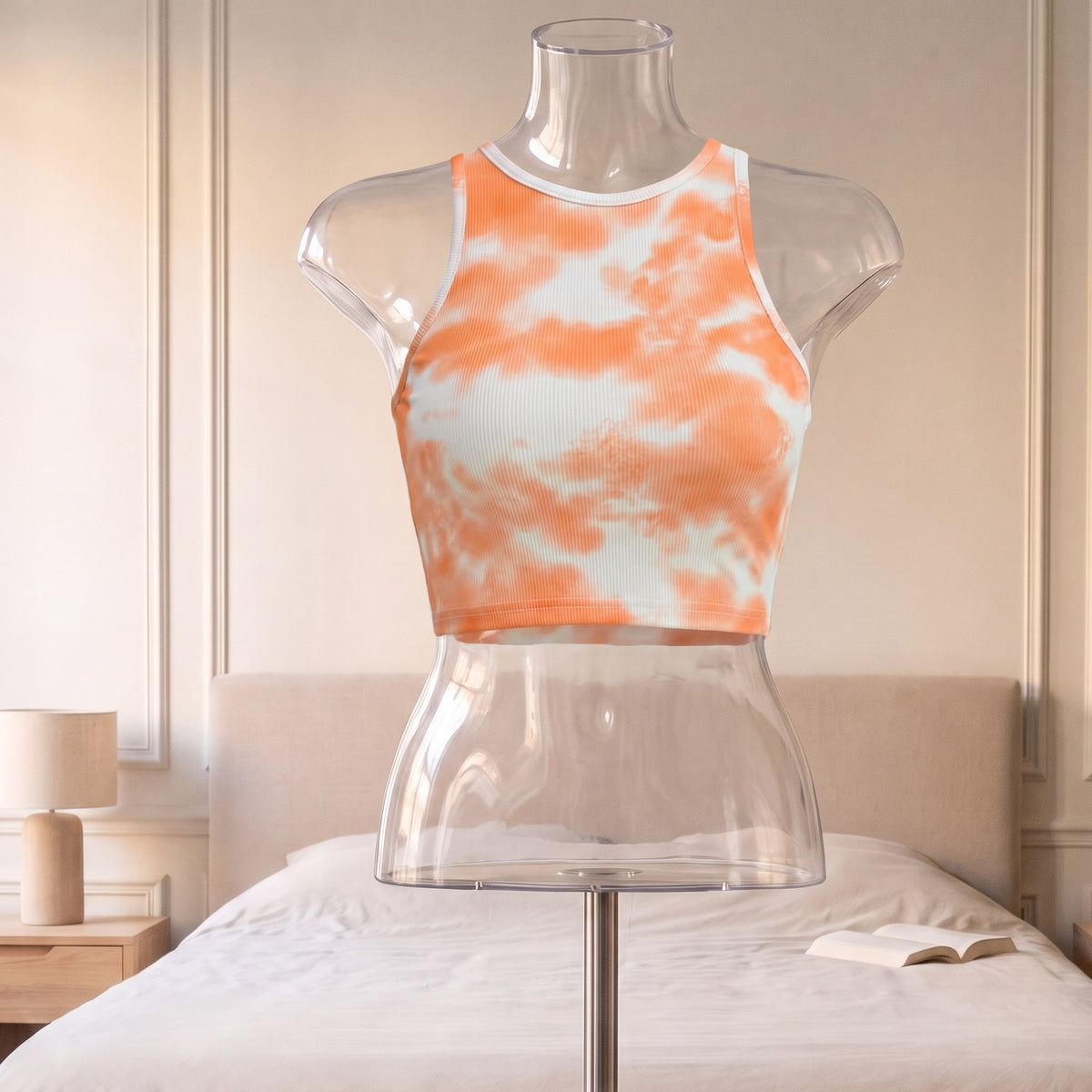 Débardeur crop top tie and dye femme, coloris orange, présenté sur un buste dans une chambre