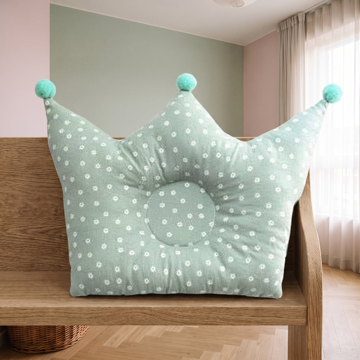 Oreiller couronne vert à petits motifs blancs sur une banquette de chambre d’enfant Image