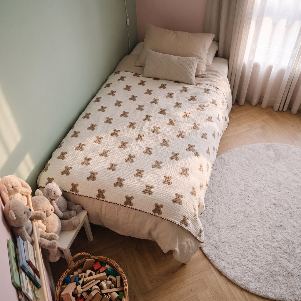 Couverture d emmaillotage motif oursons, depliee a plat sur le lit