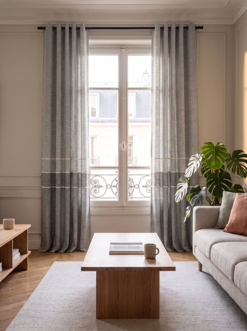 Deux pans du rideau d'ombrage gris ouverts de part et d'autre d'une fenêtre de salon