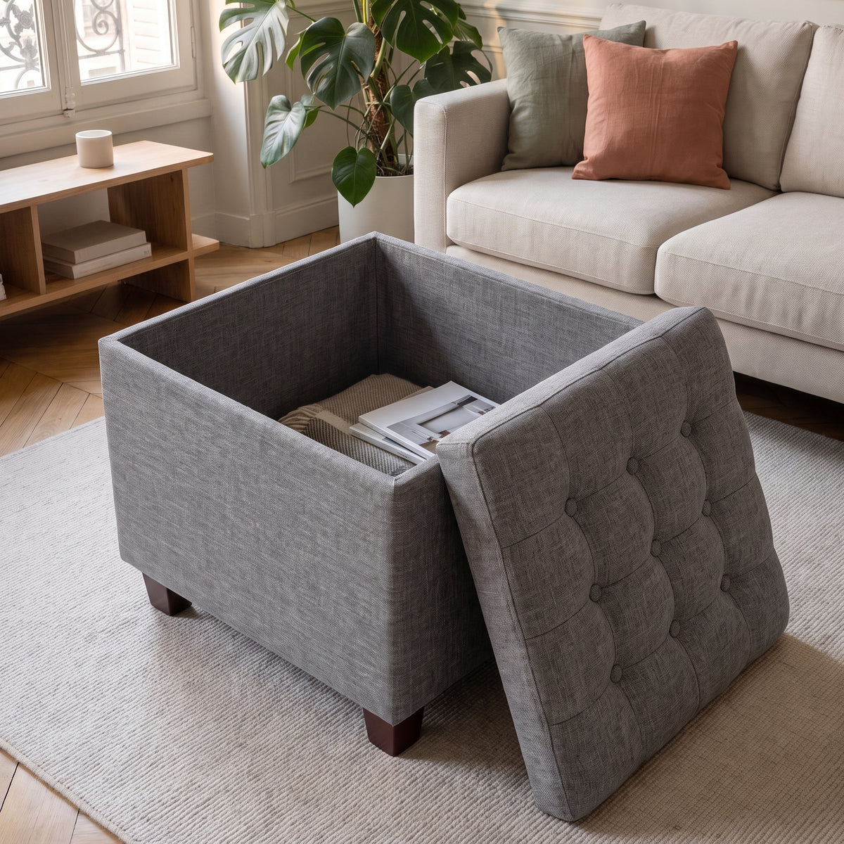 Le pouf coffre ouvert, son couvercle capitonné retiré