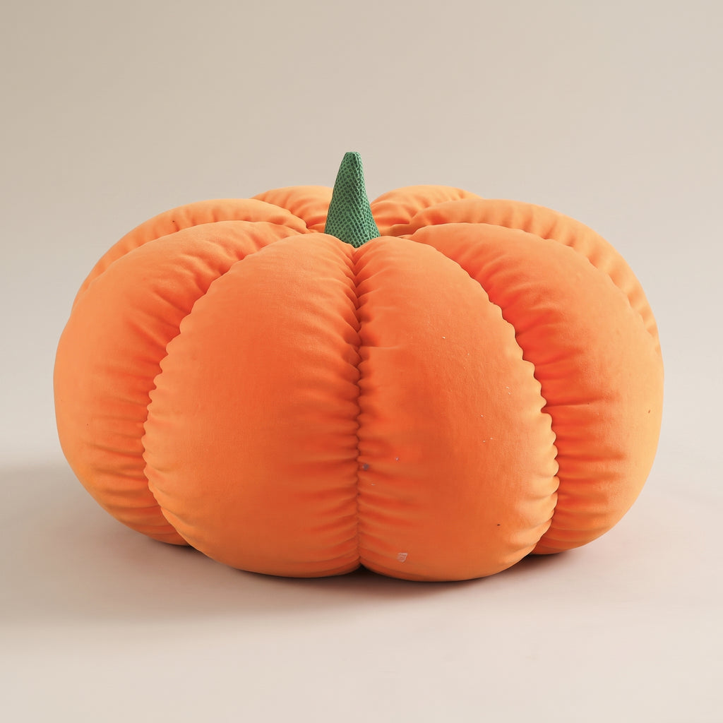 Pouf citrouille orange vu de face sur fond clair