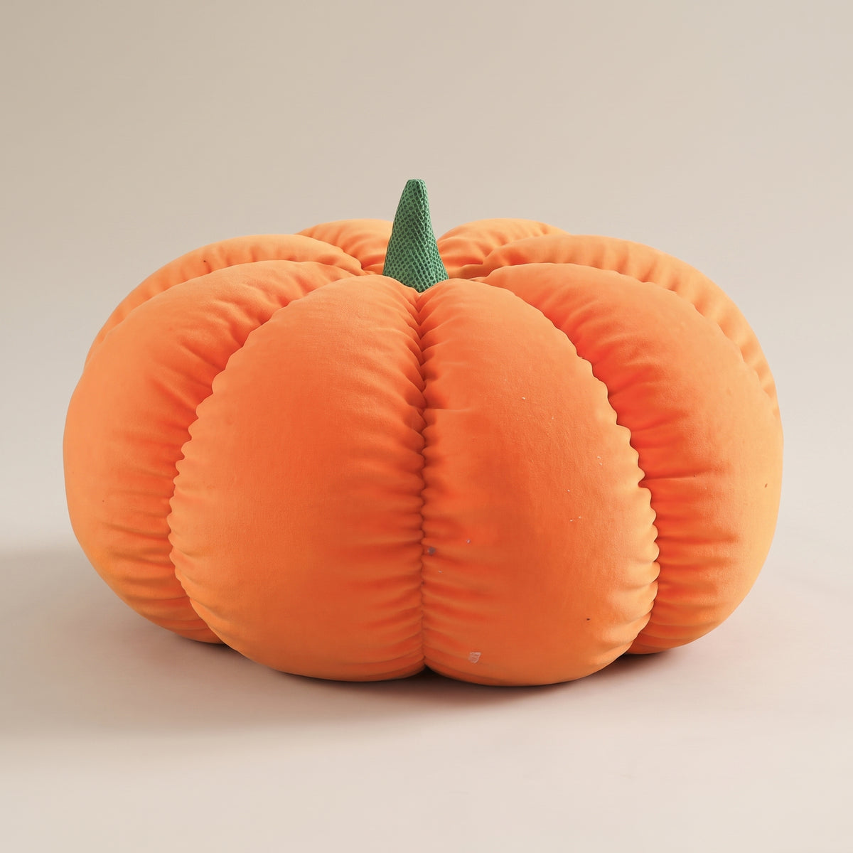 Pouf citrouille orange vu de face sur fond clair
