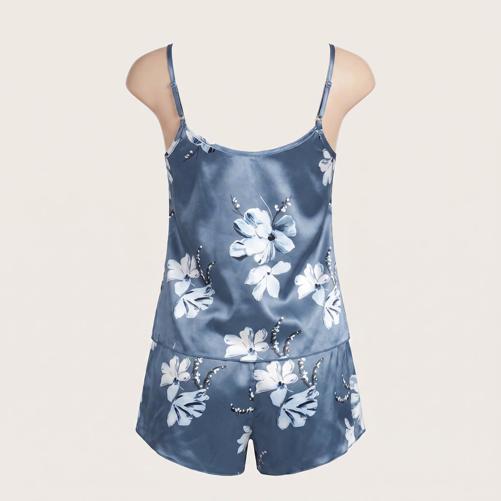 Caraco et short de pyjama en satin bleu ardoise vus de dos, le dos entierement couvert de tissu