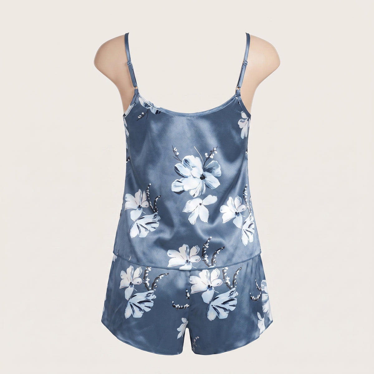 Caraco et short de pyjama en satin bleu ardoise vus de dos, le dos entierement couvert de tissu