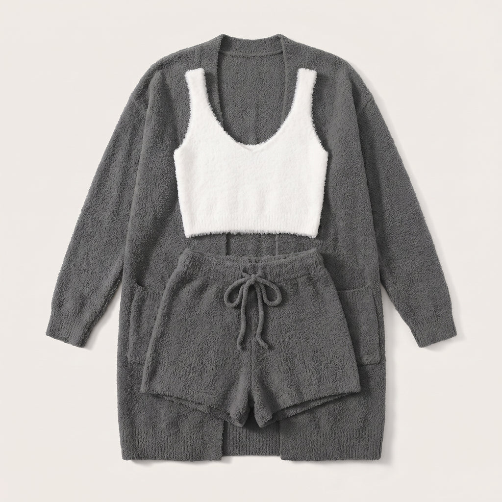 Ensemble pyjama trois pièces en maille peluche gris foncé, débardeur écru, short et gilet