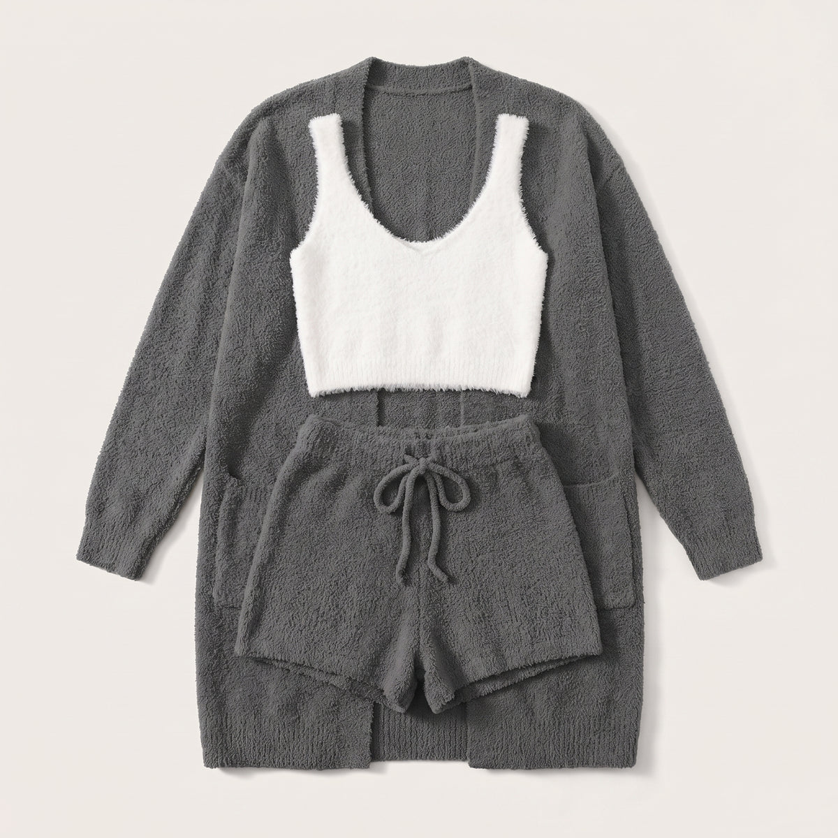 Ensemble pyjama trois pièces en maille peluche gris foncé, débardeur écru, short et gilet