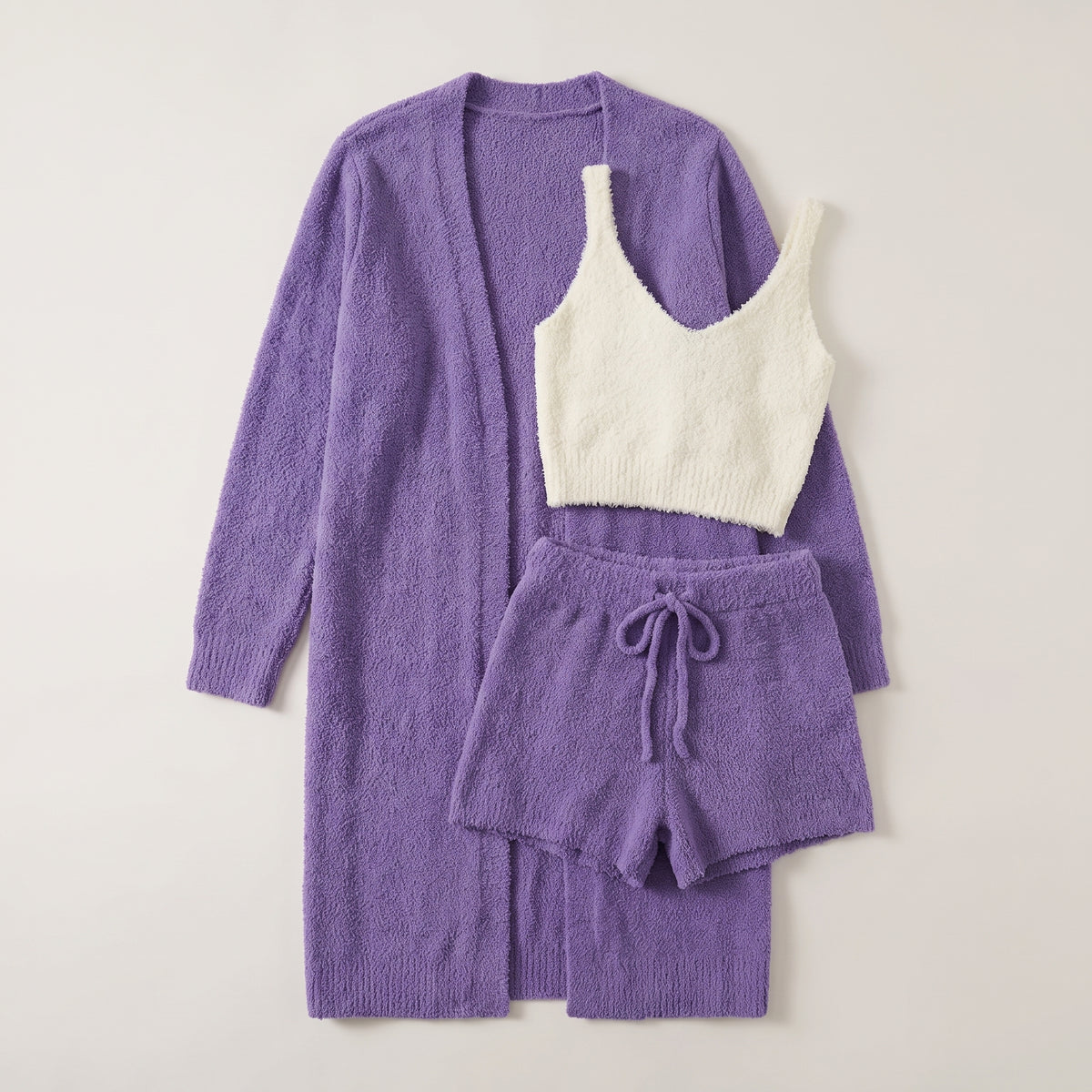 Ensemble pyjama trois pièces en maille peluche violet, débardeur écru, short et gilet