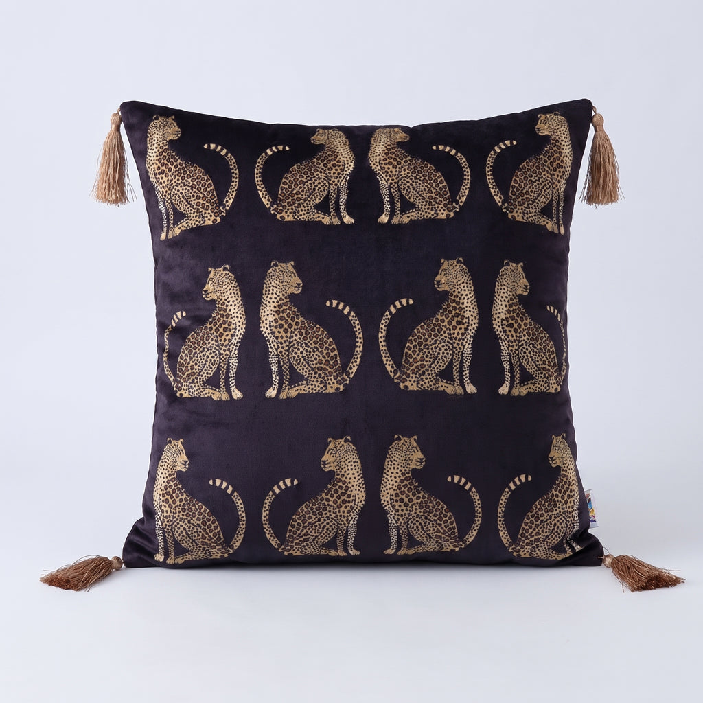 Housse de coussin léopard noire vue de face sur fond clair